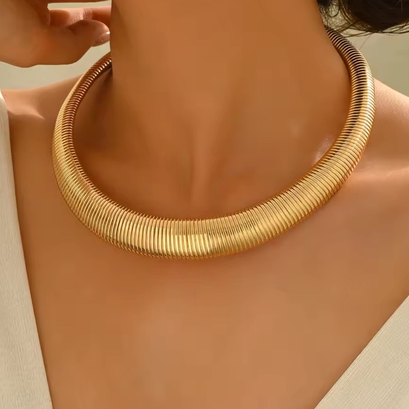 Vintage Gold Choker Collar Necklace – Sleek & Bold - Picture 5 of 8